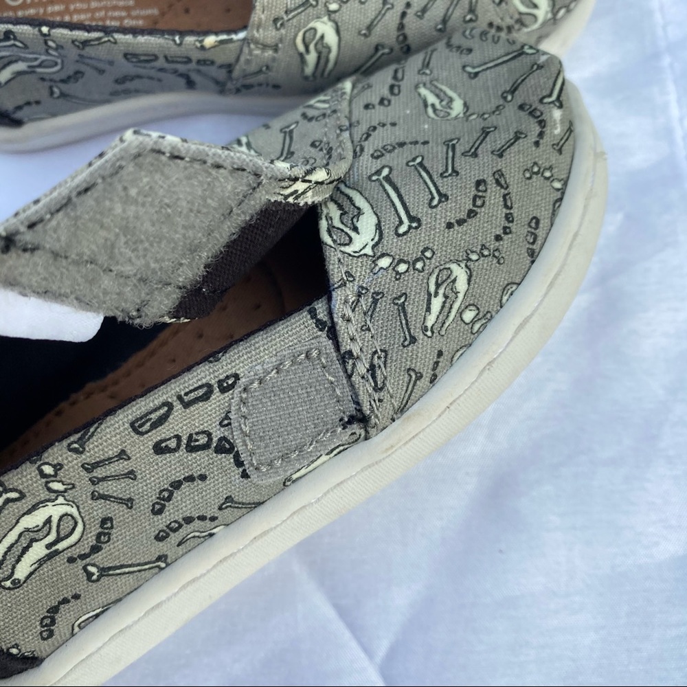 Toms - Picture 2 of 8